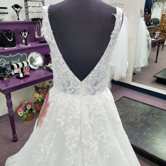 Everette Size 10 Ivory Private Label Lace /Tulle Ballgown Bridal Gown - Picture 5 of 7